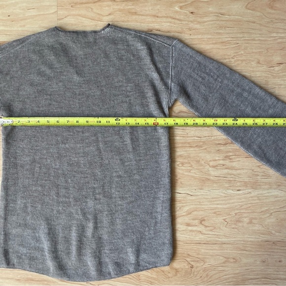 |SOL| Baby Alpaca Hair Long Sleeve Sweater in Woman’s Oversized Medium V-Neck - Picture 5 of 7